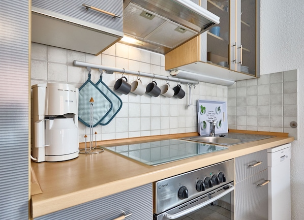 ثلاجة، ميكروويف، فرن، غسالة أطباق