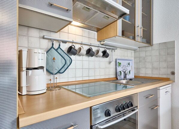 Kühlschrank, Mikrowelle, Ofen, Geschirrspüler