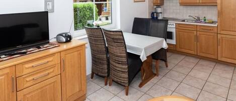 Jääkaappi, mikroaaltouuni, uuni, kahvin-/teenkeitin