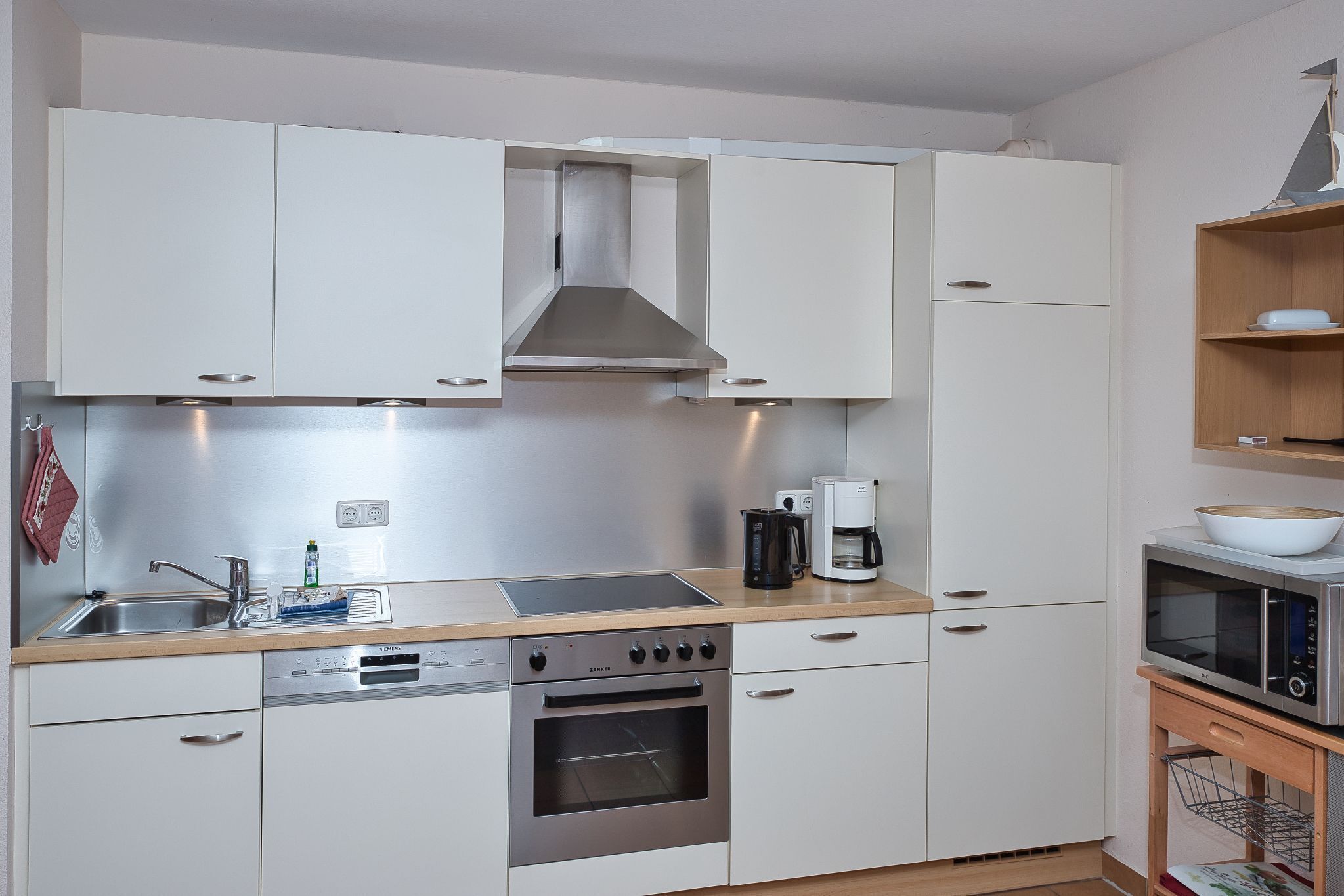 Kjøleskap, mikrobølgeovn, ovn og oppvaskmaskin