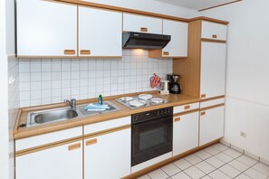 ثلاجة، ميكروويف، فرن، ماكينة لصنع القهوة/الشاي