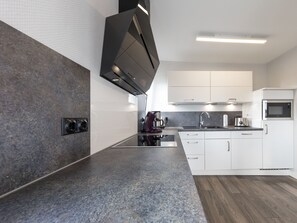 Kühlschrank, Ofen, Geschirrspüler, Wasserkocher mit Kaffee-/Teezubehör