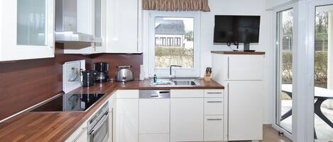 Kühlschrank, Ofen, Geschirrspüler, Wasserkocher mit Kaffee-/Teezubehör