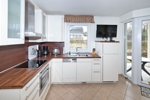 Fridge, oven, dishwasher, coffee/tea maker - Duhner Dorfvilla, Fewo 1 - Duhner Dorfvilla Fewo 1 (Cuxhaven)