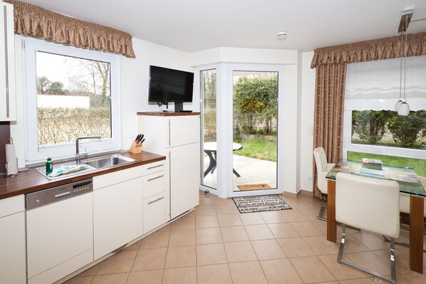 Fridge, oven, dishwasher, coffee/tea maker - Duhner Dorfvilla, Fewo 1 - Duhner Dorfvilla Fewo 1 (Cuxhaven)