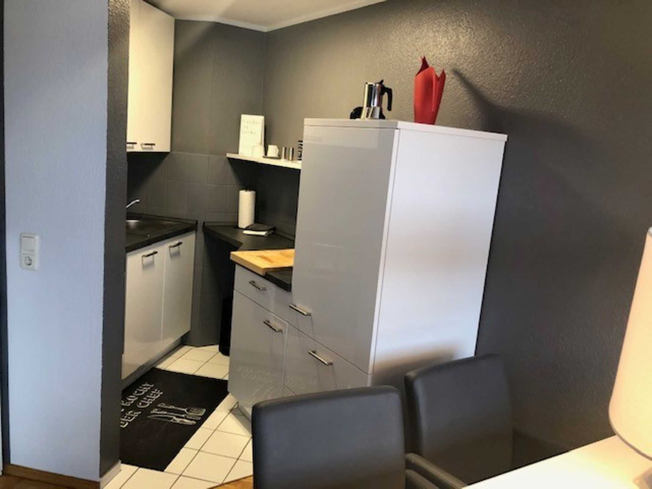 Kühlschrank, Ofen, Geschirrspüler, Wasserkocher mit Kaffee-/Teezubehör