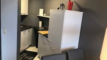 Kühlschrank, Ofen, Geschirrspüler, Wasserkocher mit Kaffee-/Teezubehör