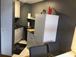 Fridge, oven, dishwasher, coffee/tea maker