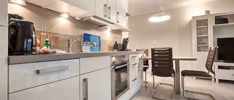 Een koelkast, een microgolfoven, een oven, een vaatwasser