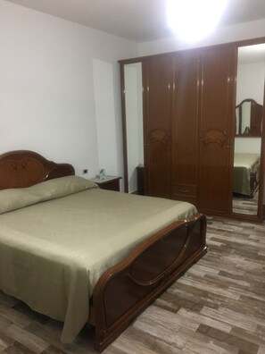 1 dormitorio, tabla de planchar con plancha, ropa de cama