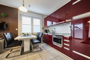 ثلاجة، ميكروويف، غسالة أطباق، غلّاية كهربائية