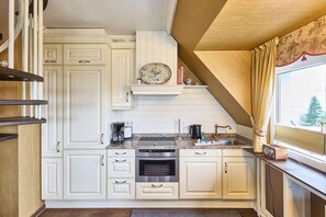 Kühlschrank, Ofen, Geschirrspüler, Wasserkocher mit Kaffee-/Teezubehör