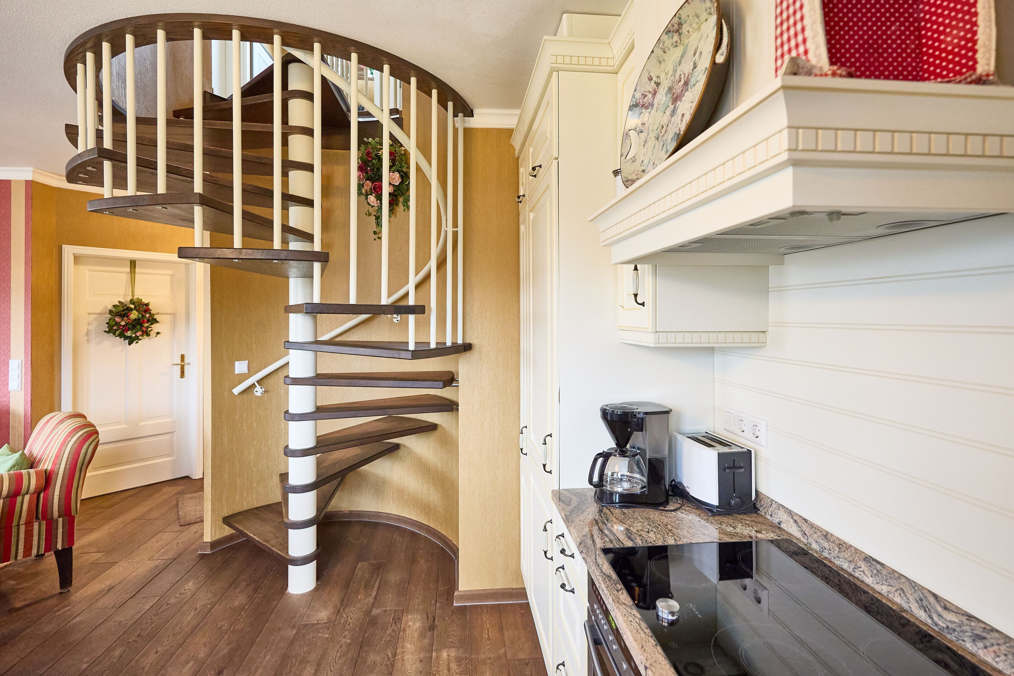 Kühlschrank, Ofen, Geschirrspüler, Wasserkocher mit Kaffee-/Teezubehör