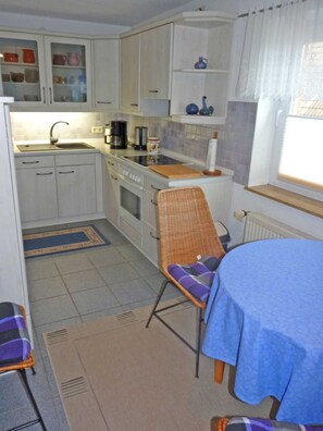 Kjøleskap, mikrobølgeovn, ovn og kaffetrakter/tekoker