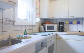 Kühlschrank, Geschirrspüler, Wasserkocher mit Kaffee-/Teezubehör