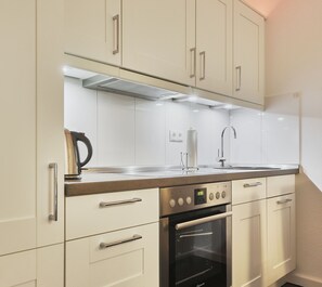 Køleskab, mikrobølgeovn, ovn, opvaskemaskine