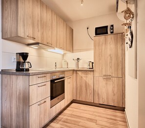 Kühlschrank, Mikrowelle, Ofen, Geschirrspüler