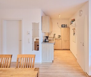 Kühlschrank, Mikrowelle, Ofen, Geschirrspüler