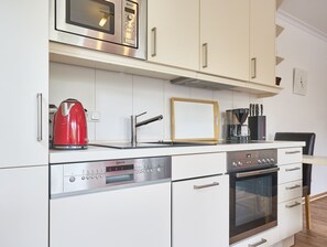 Kühlschrank, Mikrowelle, Ofen, Geschirrspüler