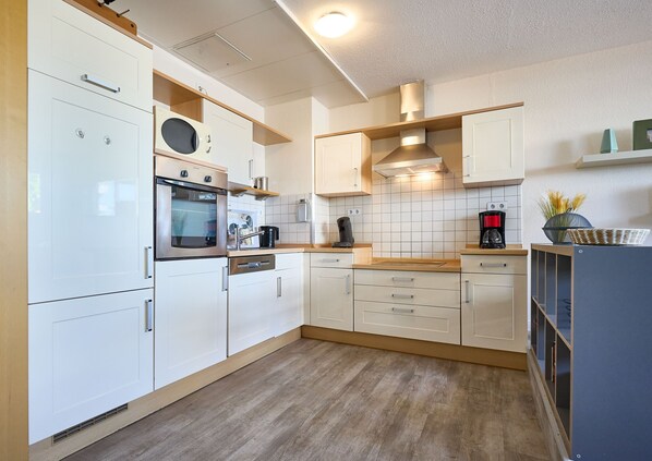 Kühlschrank, Mikrowelle, Ofen, Geschirrspüler