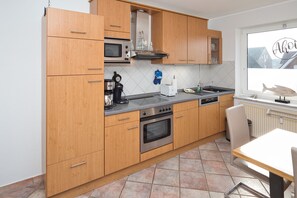 Kühlschrank, Mikrowelle, Ofen, Geschirrspüler