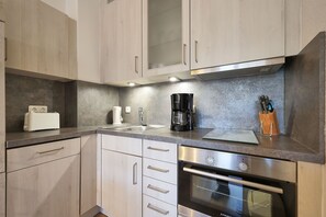 Køleskab, mikrobølgeovn, ovn, kaffe-/temaskine