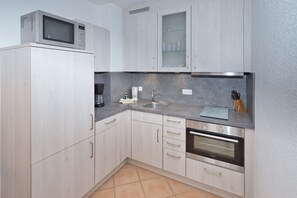 Kühlschrank, Mikrowelle, Ofen, Wasserkocher mit Kaffee-/Teezubehör