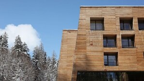 Un b âtiment moderne doté d’une façade en bois et de nombreuses fenêtres.