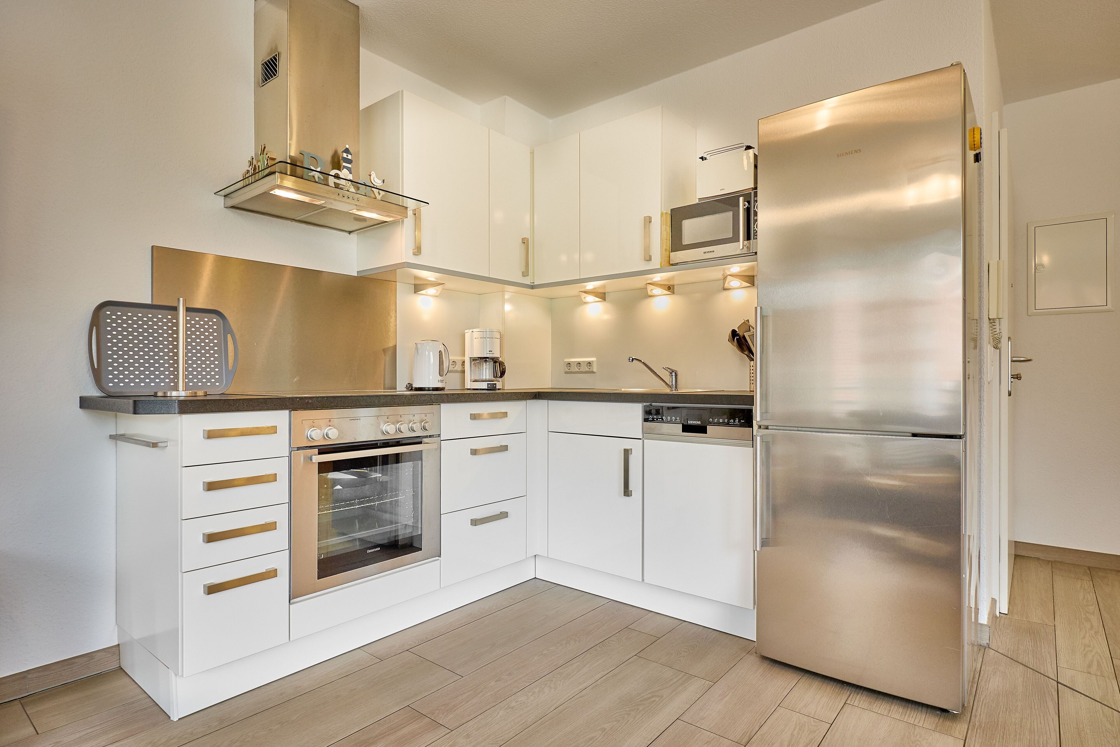 Kühlschrank, Mikrowelle, Ofen, Geschirrspüler