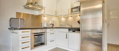 Kühlschrank, Mikrowelle, Ofen, Geschirrspüler