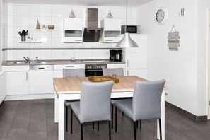 Kühlschrank, Mikrowelle, Ofen, Geschirrspüler