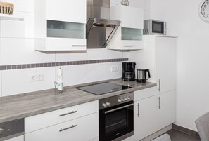 Kühlschrank, Mikrowelle, Ofen, Geschirrspüler