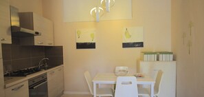 Refrigerador, horno, parrilla de estufa y cafetera y tetera 