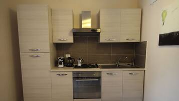 Réfrigérateur, four, plaque de cuisson, cafetiÚre/bouilloire