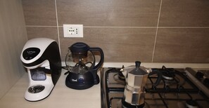 Refrigerador, horno, parrilla de estufa y cafetera y tetera 