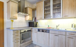 Kühlschrank, Mikrowelle, Ofen, Geschirrspüler