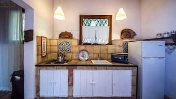 Frigorífico, microondas, placa de cocina y utensilios de cocina