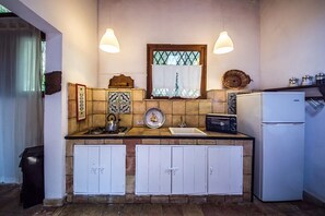 Køleskab, mikrobølgeovn, kogeplade, køkkentøj/tallerkener/redskaber