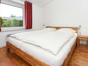 2 bedrooms, travel cot, WiFi