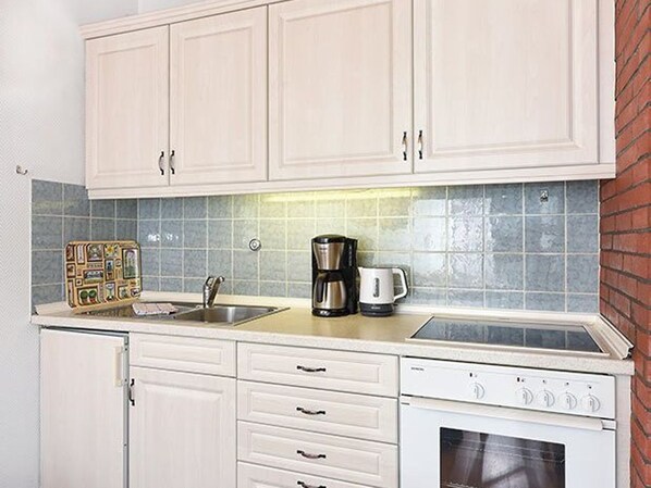 Køleskab, mikrobølgeovn, ovn, højstol