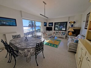 Interior - 250 m² villa, air-conditioned, 2 levels by the water (Cavalaire-sur-Mer)