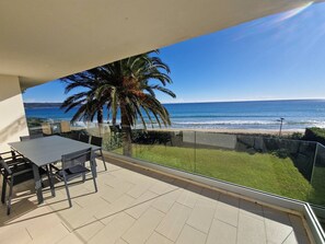 Outdoor dining - 250 m² villa, air-conditioned, 2 levels by the water (Cavalaire-sur-Mer)
