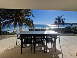 Outdoor dining - 250 m² villa, air-conditioned, 2 levels by the water (Cavalaire-sur-Mer)