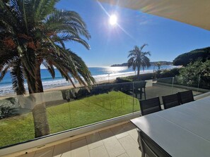 Un balcon avec vue sur la plage et l’océan.
