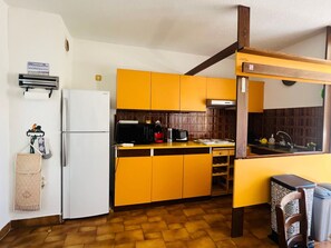 Kühlschrank, Mikrowelle, Herdplatte, Wasserkocher mit Kaffee-/Teezubehör