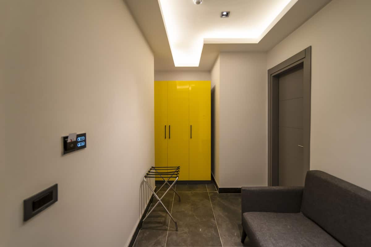 junior studio suite | living area | 42-inch flat-screen tv with satellite channels