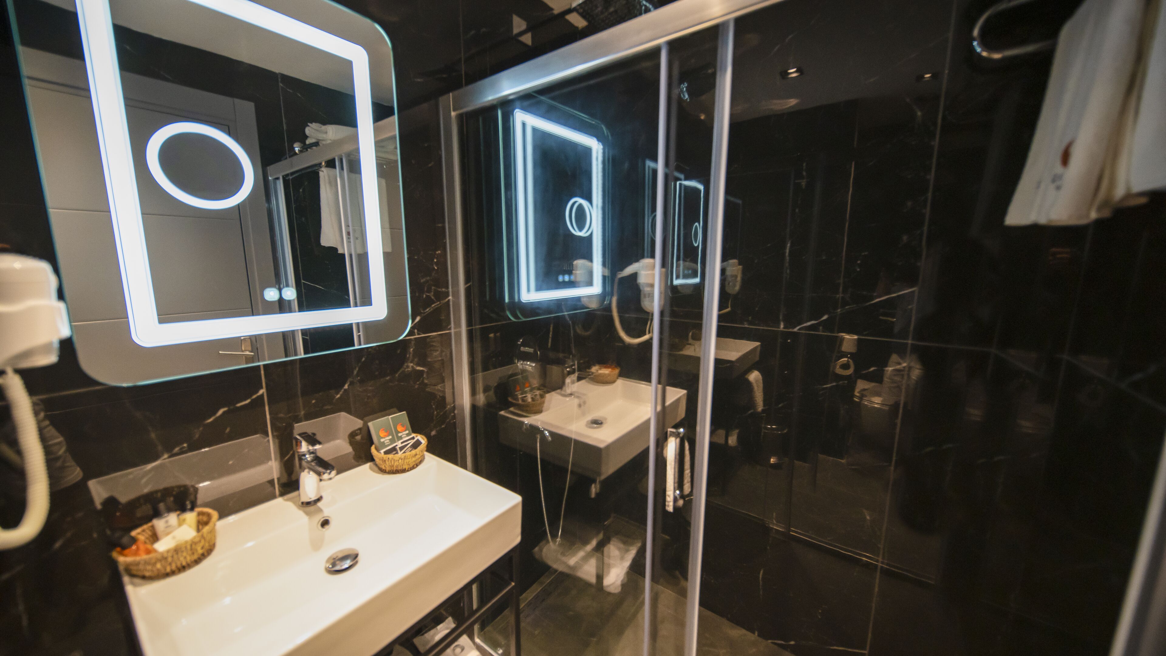 deluxe room, 1 bedroom, city view | bathroom | bathrobes, slippers, towels