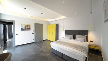 Un dormitorio moderno con una cama grande, un armario y un cuadro en la pared.