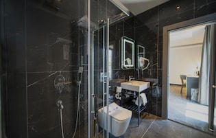 Suite Grand, 2 habitaciones | Baño | Artículos de higiene personal ecológicos, albornoces y zapatillas