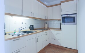 Køleskab, mikrobølgeovn, kaffe-/temaskine, elkedel